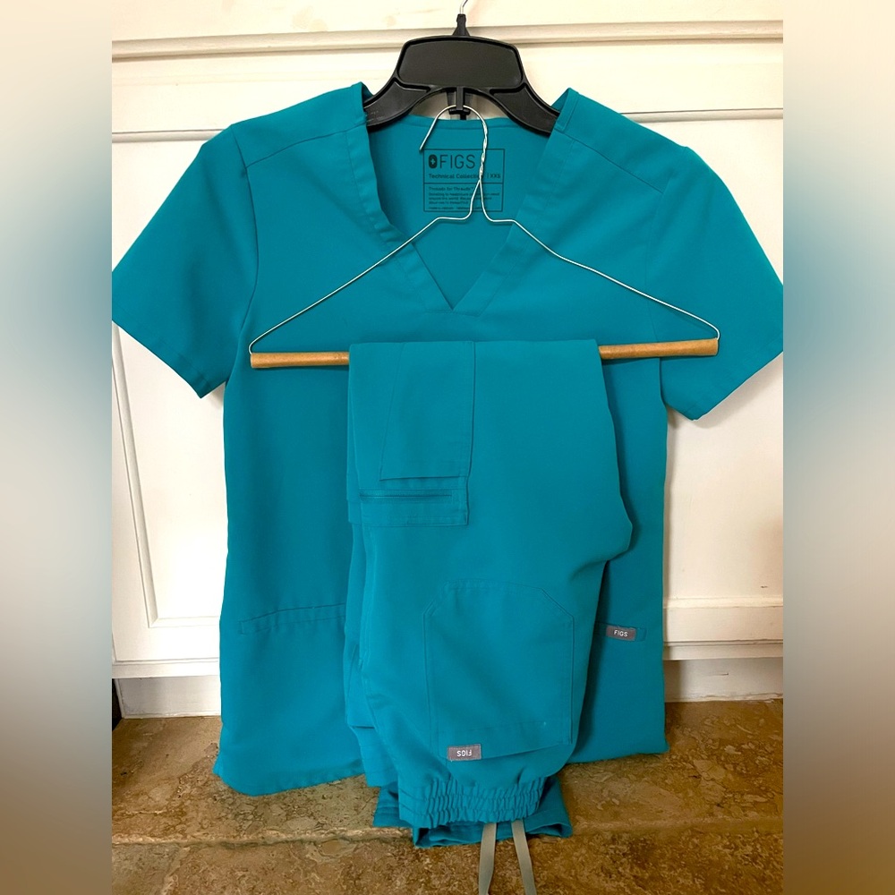 FIGS Women Scrub Top Size XXS and Yola Skinny Scrub Pants XXS/P in teal green.